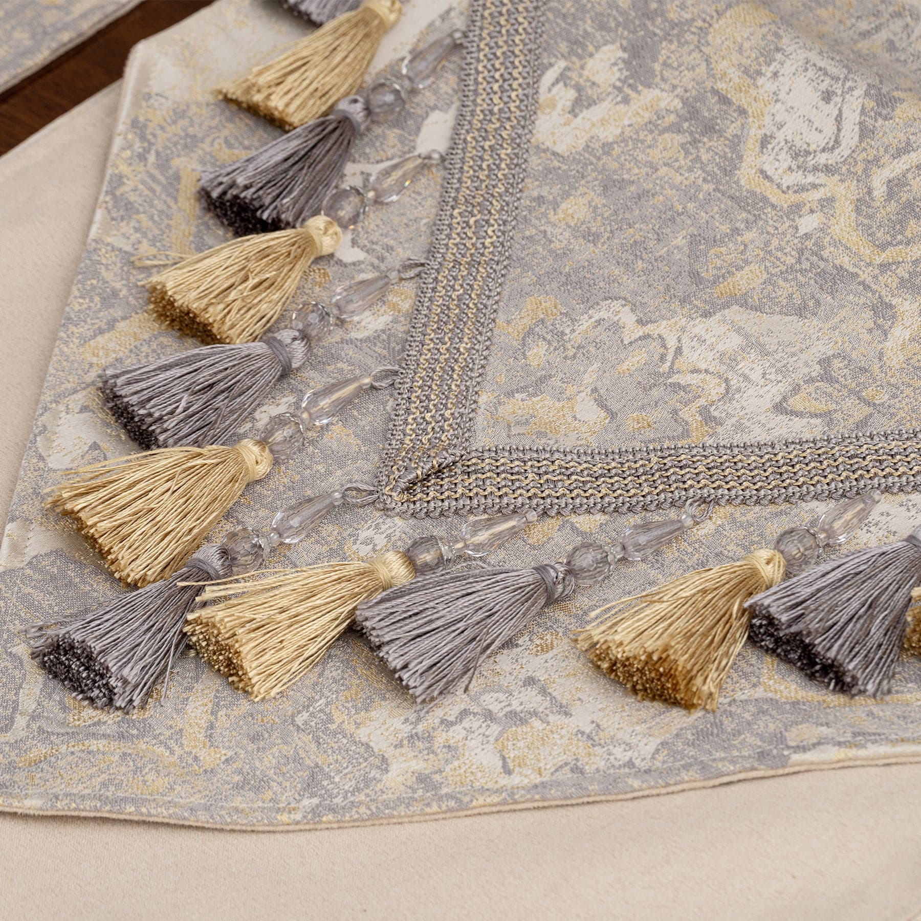 Rome-Series-Jacquard-Damask-Table-Runner